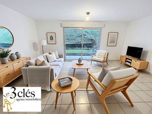 T1 en rez avec terrasse et jardinet place de parking et cave