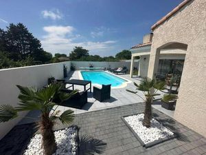 Maison contemporaine avec piscine – Prestations soignées