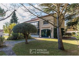 Propriété de caractère avec parc arboré  dépendances et piscine à Montélier (26
