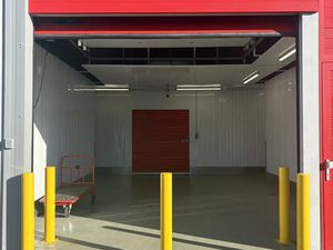 ? A LOUER : local sécurisé accès direct de 340 m² divisibles  bureaux  parkings  bornes de