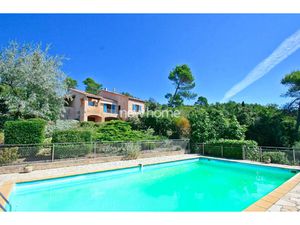 Villa avec vue panoramique de 180 m2 habitable proche du vil