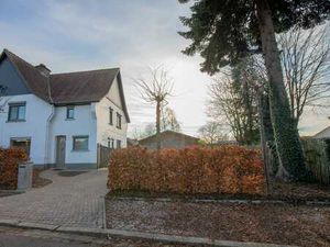 Halfopen bebouwing op ruim perceel in gegeerde wijk Steyl...