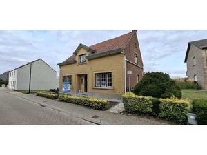 Belle maison à rénover dans un quartier calme.