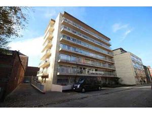 Gerenoveerd 1-slaapkamerappartement met terras in Leuven ...