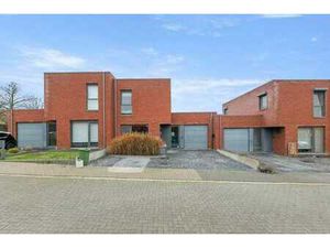 ENERGIEZUINIGE GEZINSWONING MET ZONNEPANELEN EN GARAGE IN...