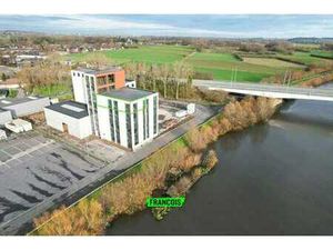 Bureau à vendre dans un emplacement central à Kerkhove !