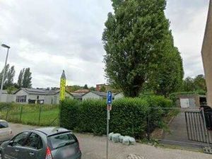 Une parcelle de terrain avec une remise