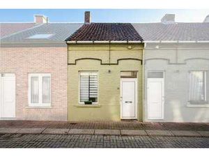 Te renoveren burgerwoning met tuin te koop in Eeklo