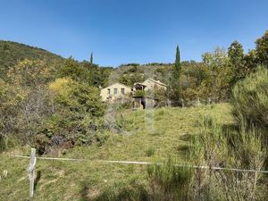 Grande ferme avec vue sur environ 10 hectares dans la région de
