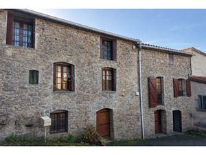 Maison de village avec petit extérieur