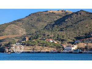 PORT-VENDRES - BEAU TERRAIN CONSTRUCTIBLE VUE MER