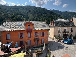 Studio avec chambre séparée et balcon plein sud en centre ville d’Aiguilles
