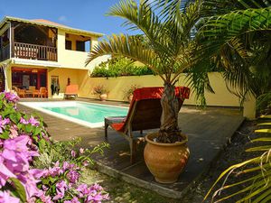 Villa avec piscine dans quartier résidentiel