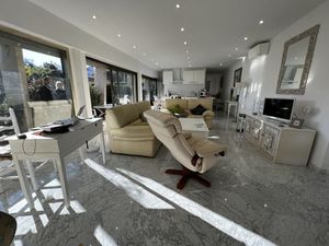 Grand T3 à louer en rdj avec terrasse + garage + parking à G