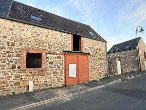 Bricquebec à vendre : deux maisons à rénover.