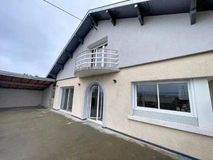 Maison rénovée avec grande terrasse et dépendance