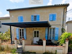 MAISON de village avec une terrasse.