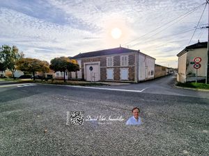 Beau corps de ferme avec sa charmante longère et sa grange.
