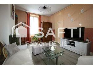 Maison de caractère avec jardin clos et garage.