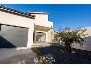 Maison neuve aux lignes modernes avec jardin et terrasses