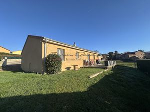 Maison d'habitation de plain-pied avec terrain attenant.