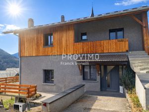 Vaste maison de village de montagne  275 M2  4 chambres dont