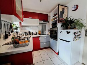 Ambiance village. Maison trois pièces avec jardin privatif dans cour commune fermée.