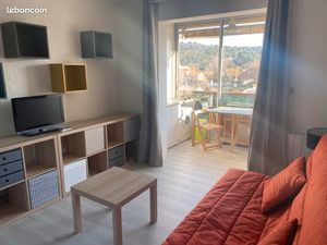 Studio loc à l'année meublé Sanary centre avec parking privé