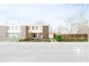 Halfopen woning met inpandige garage!