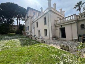 Cap d’Antibes – Appartement de prestige dans une demeure historique avec parc et piscine