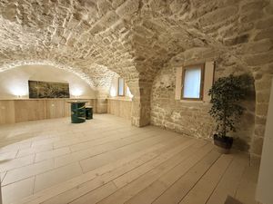 Cave rénovée - Sommières centre ville de 39 89 m2