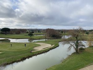 T3 -75m5 avec parkings et vue sur le Golf