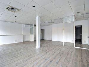 Local commercial 5 pièce(s) en très bon état .Emplacement N°1 sur axe principal