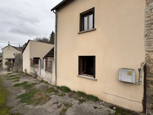 À Bertholène  Maison en pierre avec jardin & 3/4 pièces.