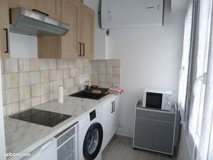 Studio rénové à louer dans immeuble avec ascenseur