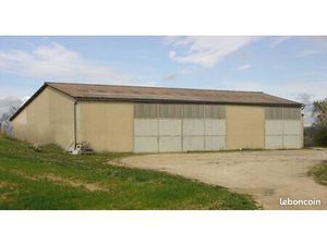 Grand hangar 300m2 de stockage  agricole ou pour l' installation d'un artisan