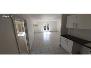 Location maison en pierre 3 chambres - cours et places de parking