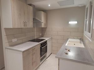 F2 meublé 56 m² rénové + petit balcon + garage + cave