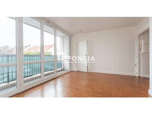 Grand 2 pièces de 52m2 au 1er étage avec balcon sur séjour cuisine séparéé aménagée avec c