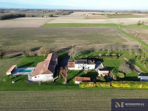 ENSEMBLE MAISON ET GITES DANS UN BEL ENVIRONNEMENT