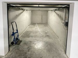 Garage dans le centre ville de Saint Gilles.