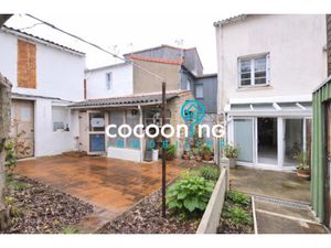 Maison de bourg en plein centre-ville.