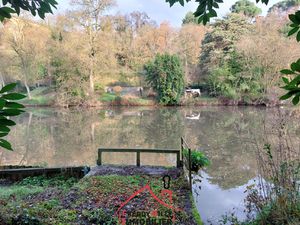 Terrain de loisirs arboré avec ponton d'accès à la riviére