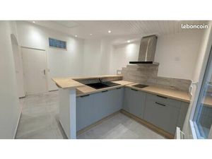 Part loue T2 31 m2 refait a neuf hyeres medieval