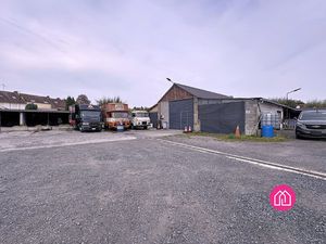 Ensemble immobilier avec Hangar  Box  Garage et places de parkin