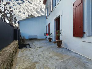 Maison ancienne aec terrasse au centre
