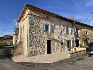 Maison de caractère T3 bis avec jardin clos non attenant.