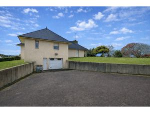 Grande propiété de 5700 m² terrain constructible avec maison d'architecte de 130m² et hang