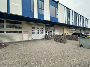 Location Local Professionnel 1 589m²