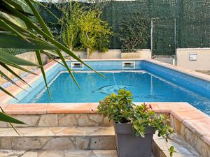 Maison 170 m2  5 chambres  piscine  deux garages.